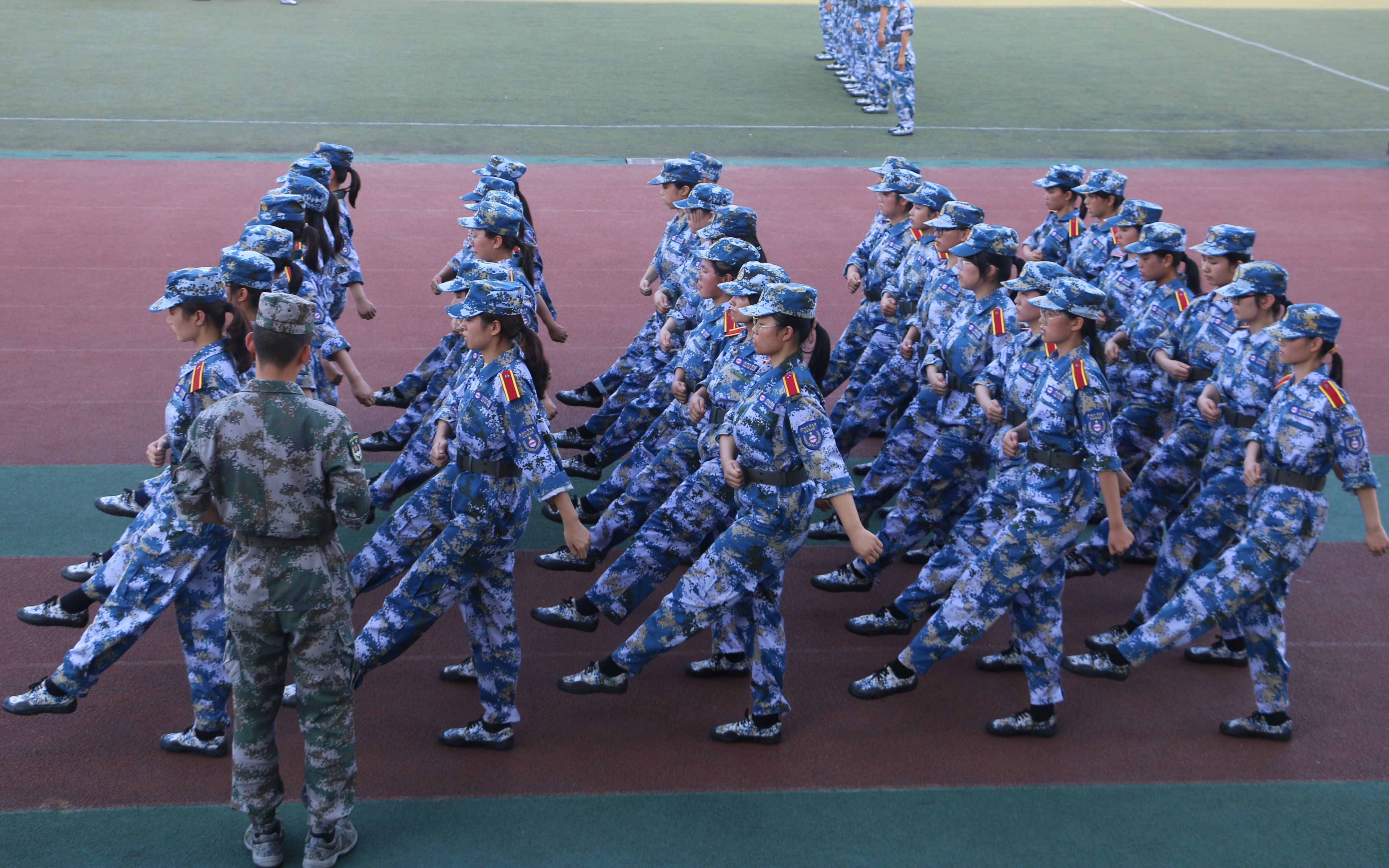 活动作品材院军训第一天的正步训练