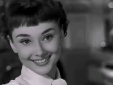 赫本 剪了短发,简直美出天际,看罗马假日,觉得童话里的公主就是这个