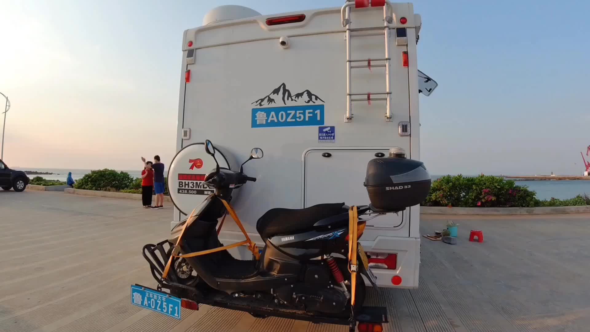 房车上卸摩托看看是否方便,房车旅行带个小摩托真是方便