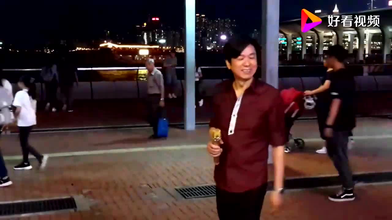 [图]互粉必回：街头艺人表演，香港中环码头男女情歌对唱天各一方好看也好听