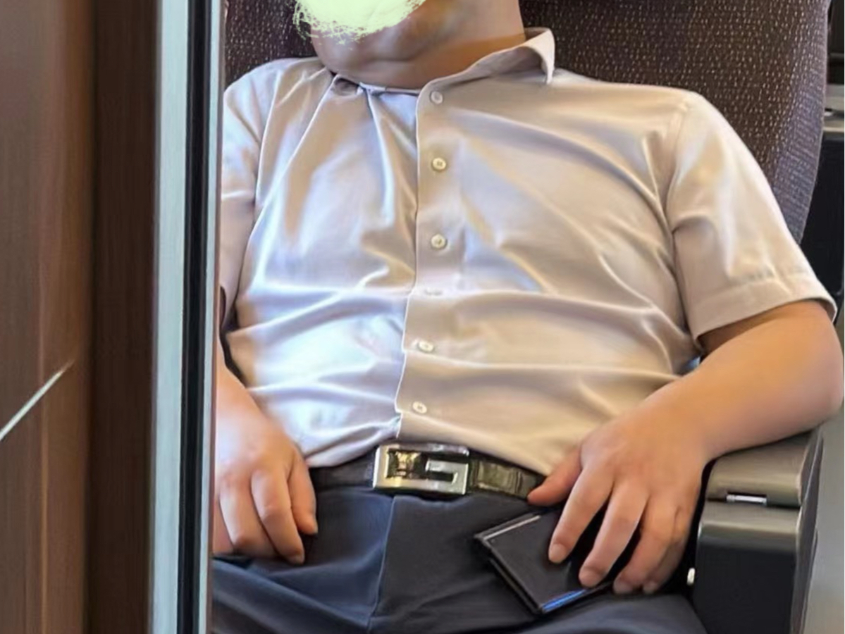 高铁休息的正装大叔