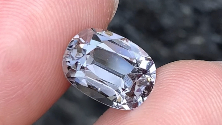 金属灰尖晶石2.99ct轻微包体 火彩好