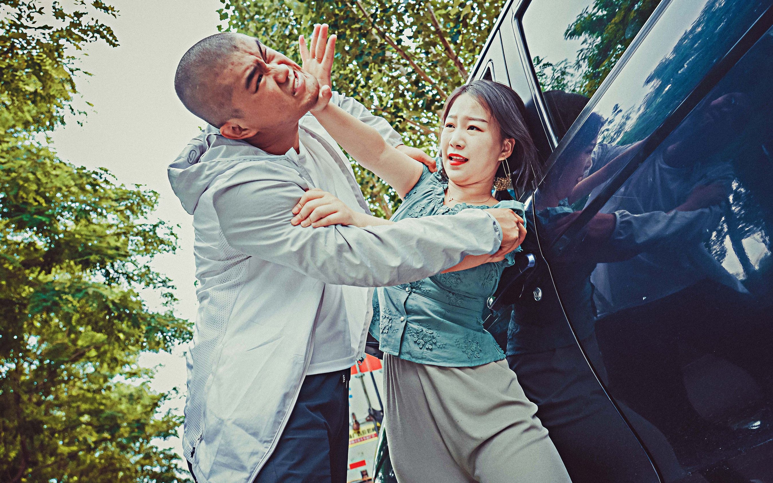 男子乱扔垃圾被制止,竟掐紧美女脖子,柔弱美女1招脱身