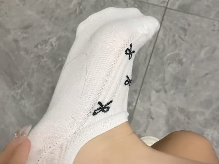 今天怎么这么热吖!袜子都汗湿了!