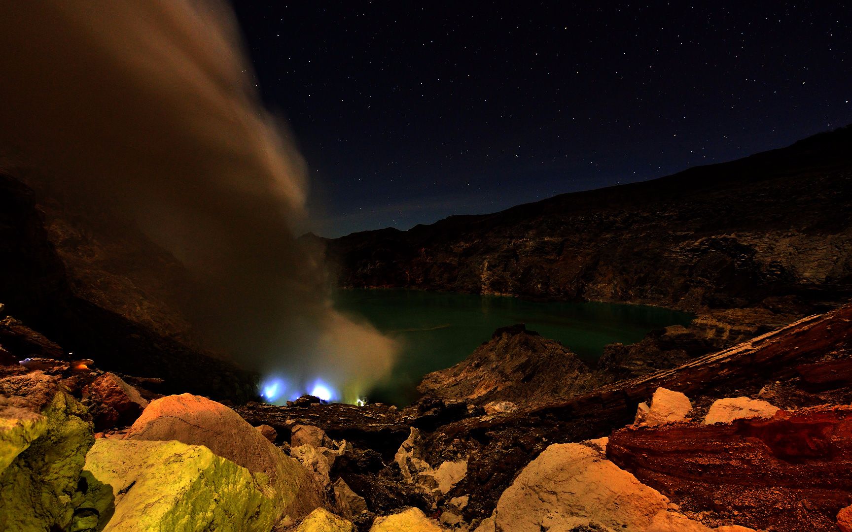 世界上最神秘的鬼火游客深夜排队观看掉下去是酸性最强的湖泊