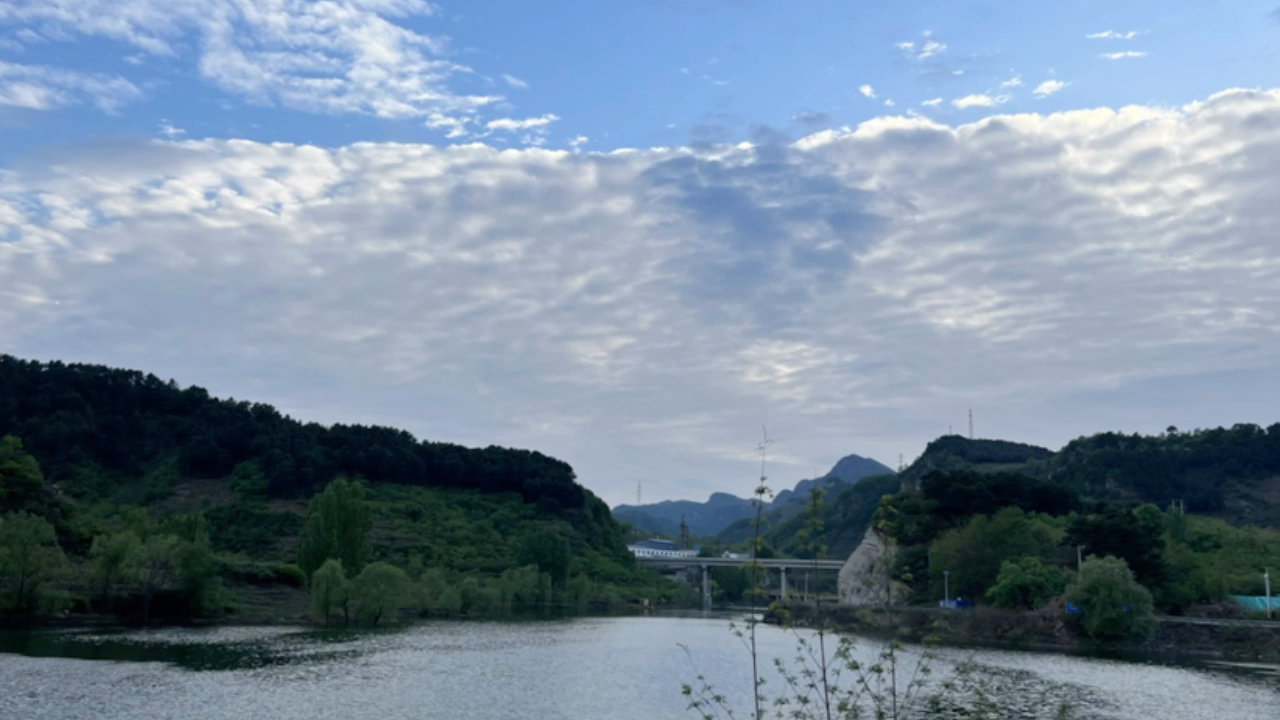 承德兴隆梨花公社门口老虎沟水库美不美?
