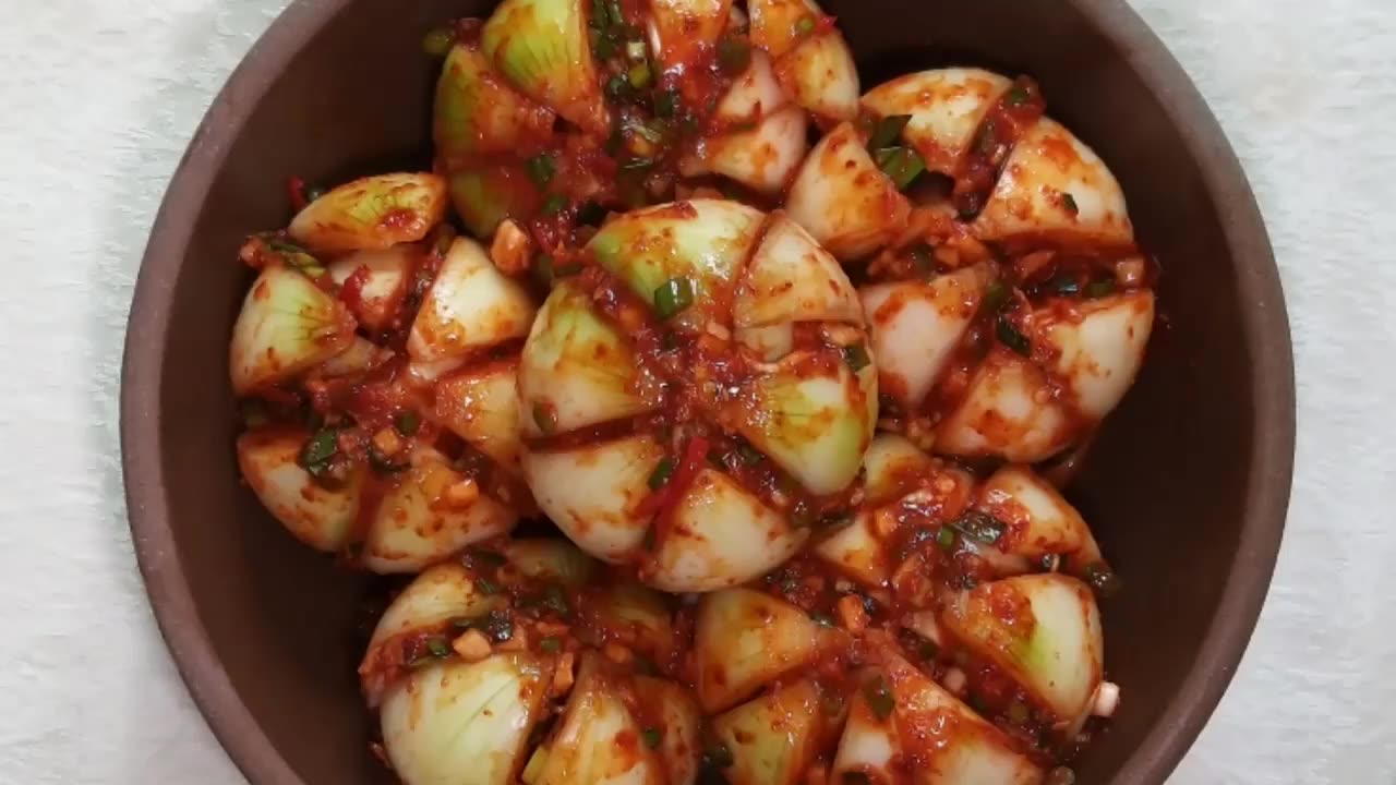 洋葱腌成泡菜你见过吗一口咬下去别提多好吃了