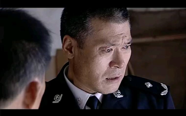 《警中英雄》 儿子牺牲后,父亲才知道儿子的真实身份.