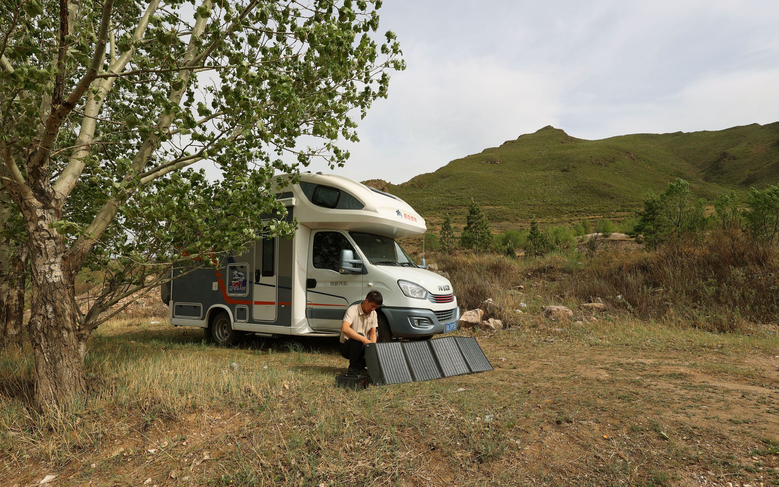 就怕没电,给房车又配了移动太阳能板,配合户外电源挺好使_哔哩哔哩