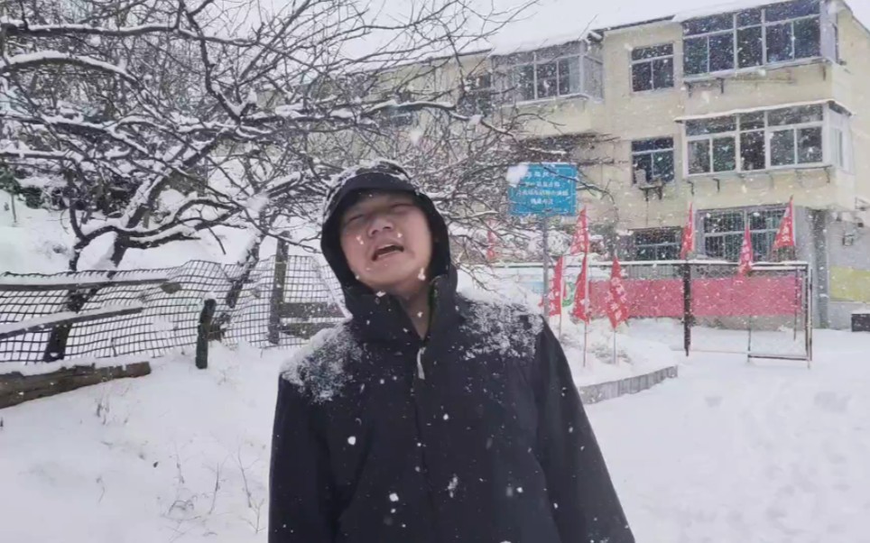 [图]男孩雪中唱《冬の花》