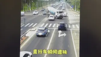 这驾照是闭眼考的吧？车都到脸上了还不刹车，下一秒直接撞飞！