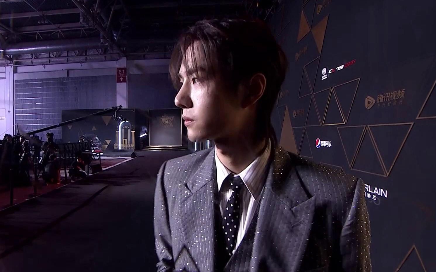 2019腾讯视频星光大赏|王一博红毯签名