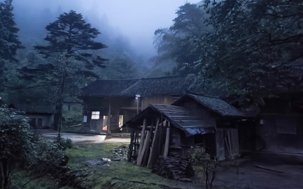 00后隐居山中,梅雨季,白天倚楼听雨,傍晚秉烛夜游哔哩哔哩bilibili