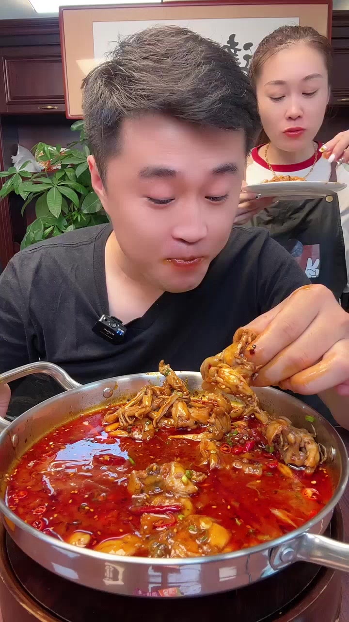 爆辣牛蛙，香辣诱人，肉质细嫩，好吃到爆！😋👍🔥#美食# #吃货# #我要上热门#