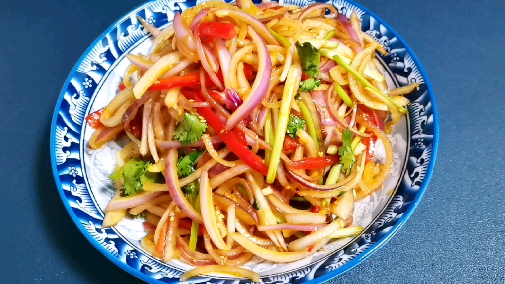 天气越来越热了,没有胃口就来一道凉拌洋葱丝吧,开胃又解腻