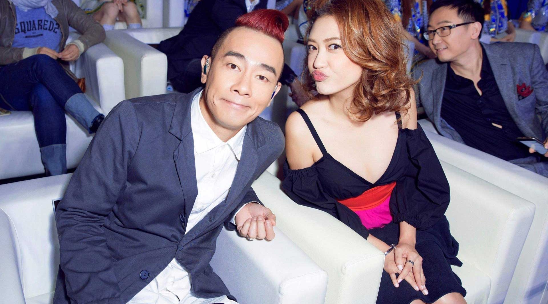 陈小春元宵节晒一家团圆照,儿子躺在爸爸妈妈的腿上比v卖萌!