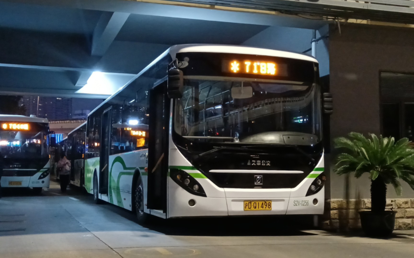 【随意瞎录】上海公交久事公交巴士二公司718路s2v(swb6128ev56)运行