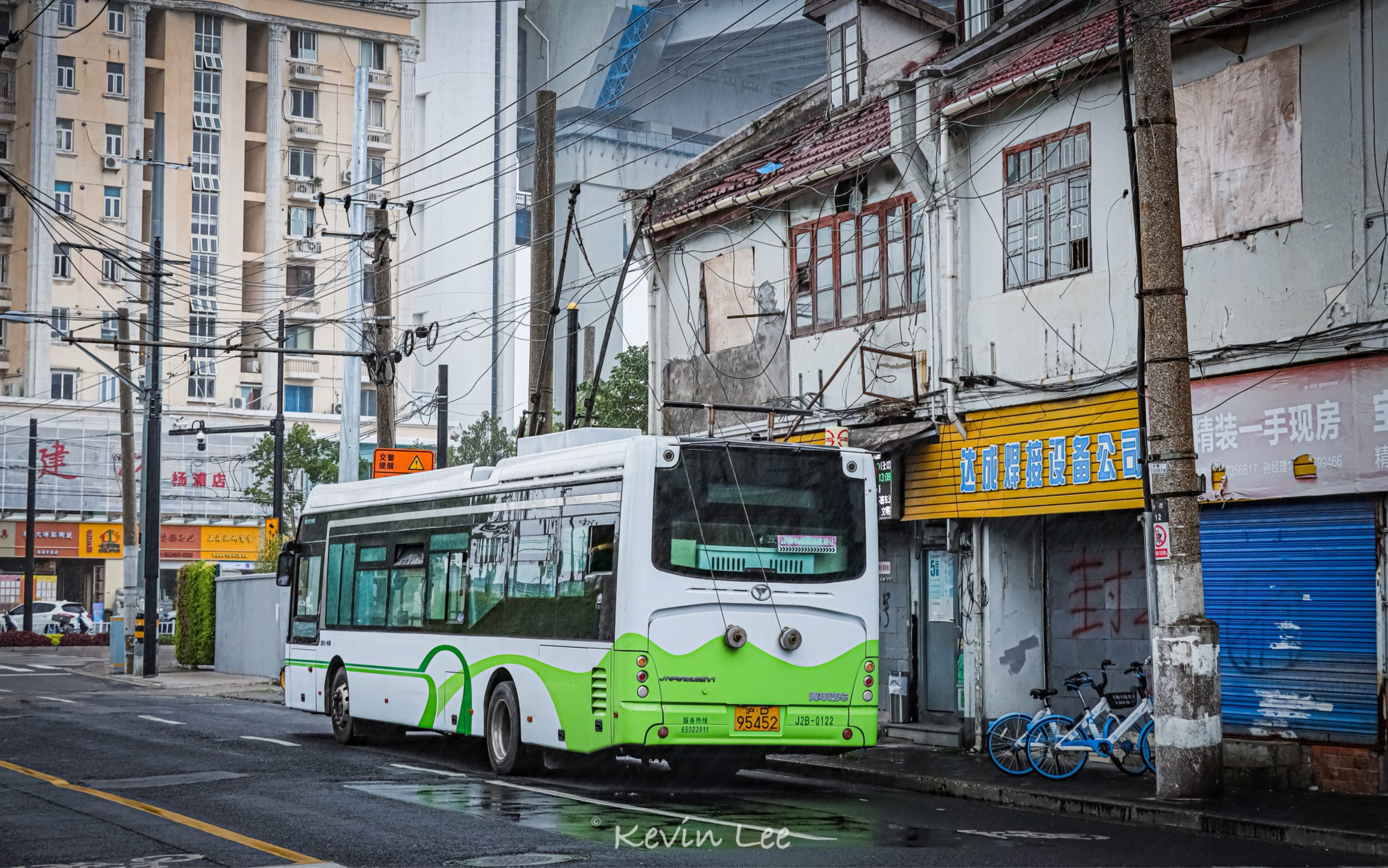 【雨中电车】上海公交8路青年无轨电车杨树浦路出站