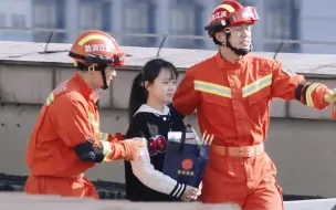 那刻她抱着一袋烧烤听着消防员安抚时是笑着的，明明已经救下来了啊，那一巴掌活生生的浇灭她活下去的欲望!