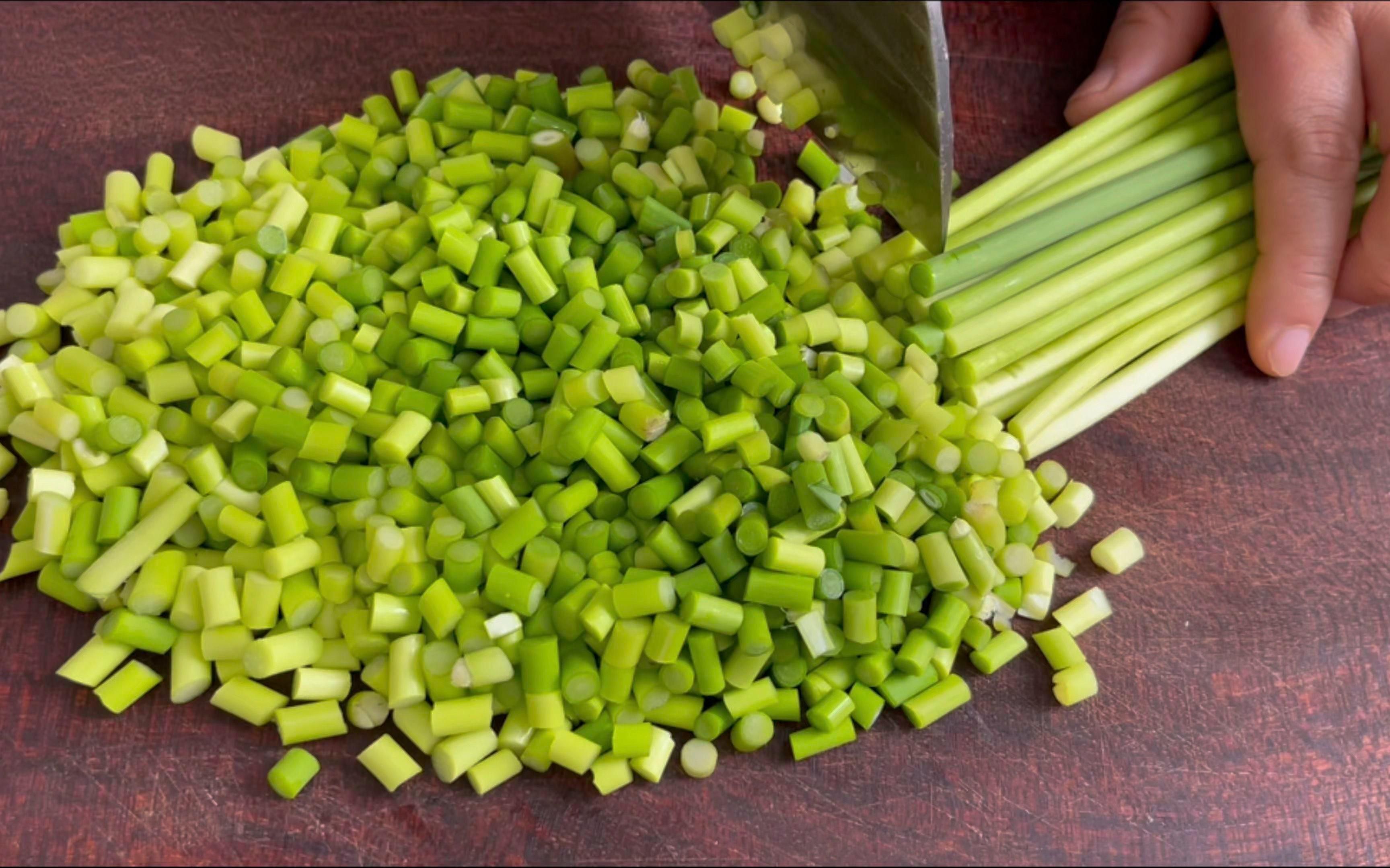 把蒜苔切成丁,很多人没这样吃过,比腌蒜苔好吃,家人都爱吃