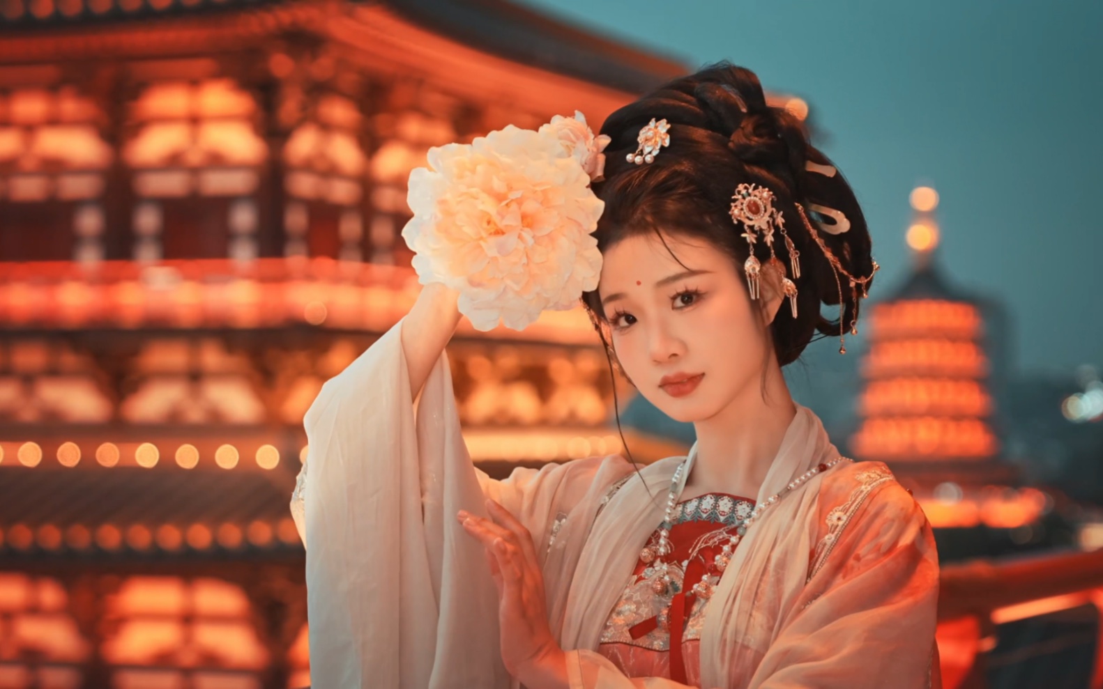 "穿越千年,梦回盛世大唐"#应天门夜景 #在洛阳感受汉服之美 #国风