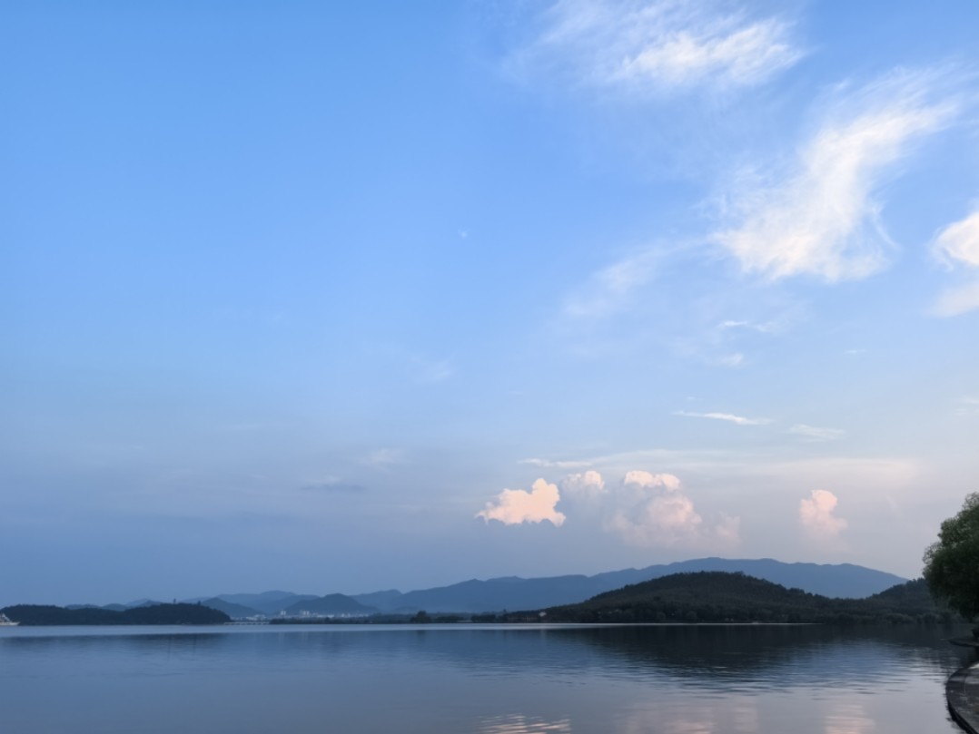 平湖碧水云天图片