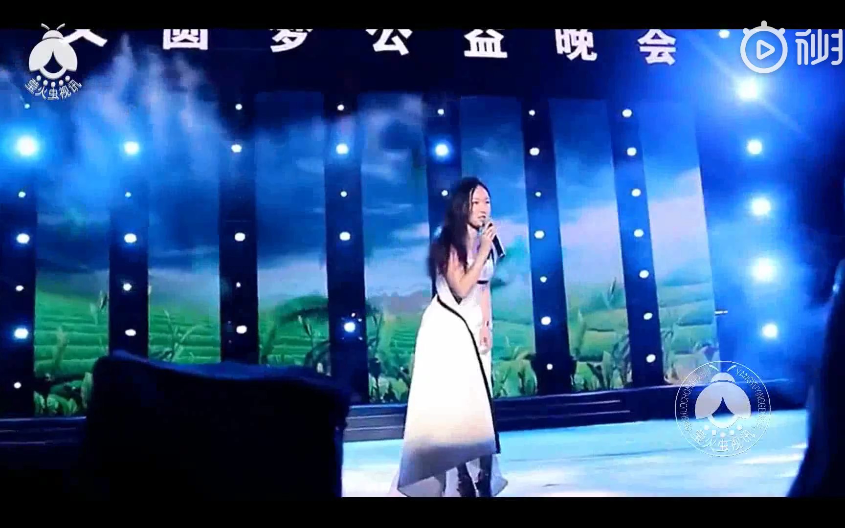 [图]杨钰莹演唱会歌曲展播之遵义《茶山情歌》，台下男歌迷疯狂表白