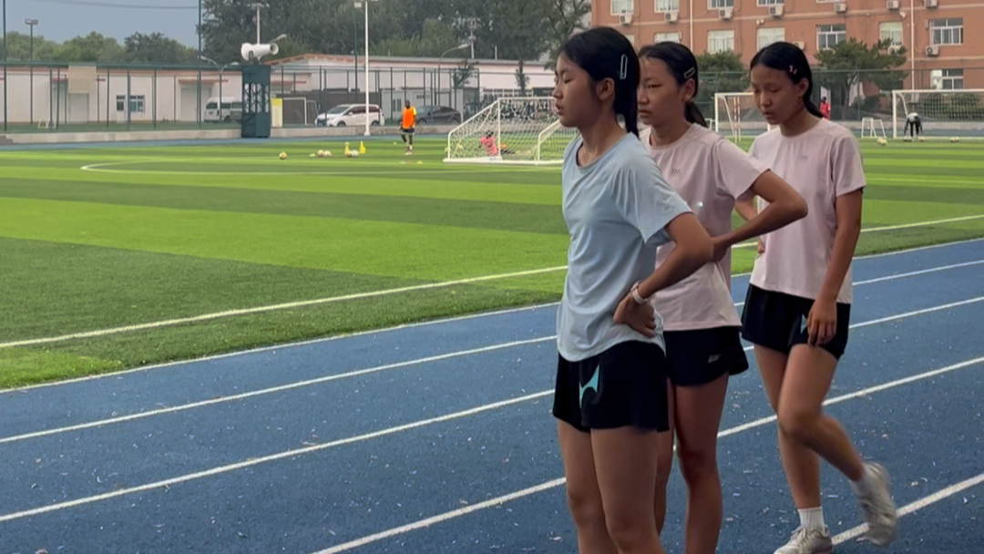 田径训练-胯下击掌