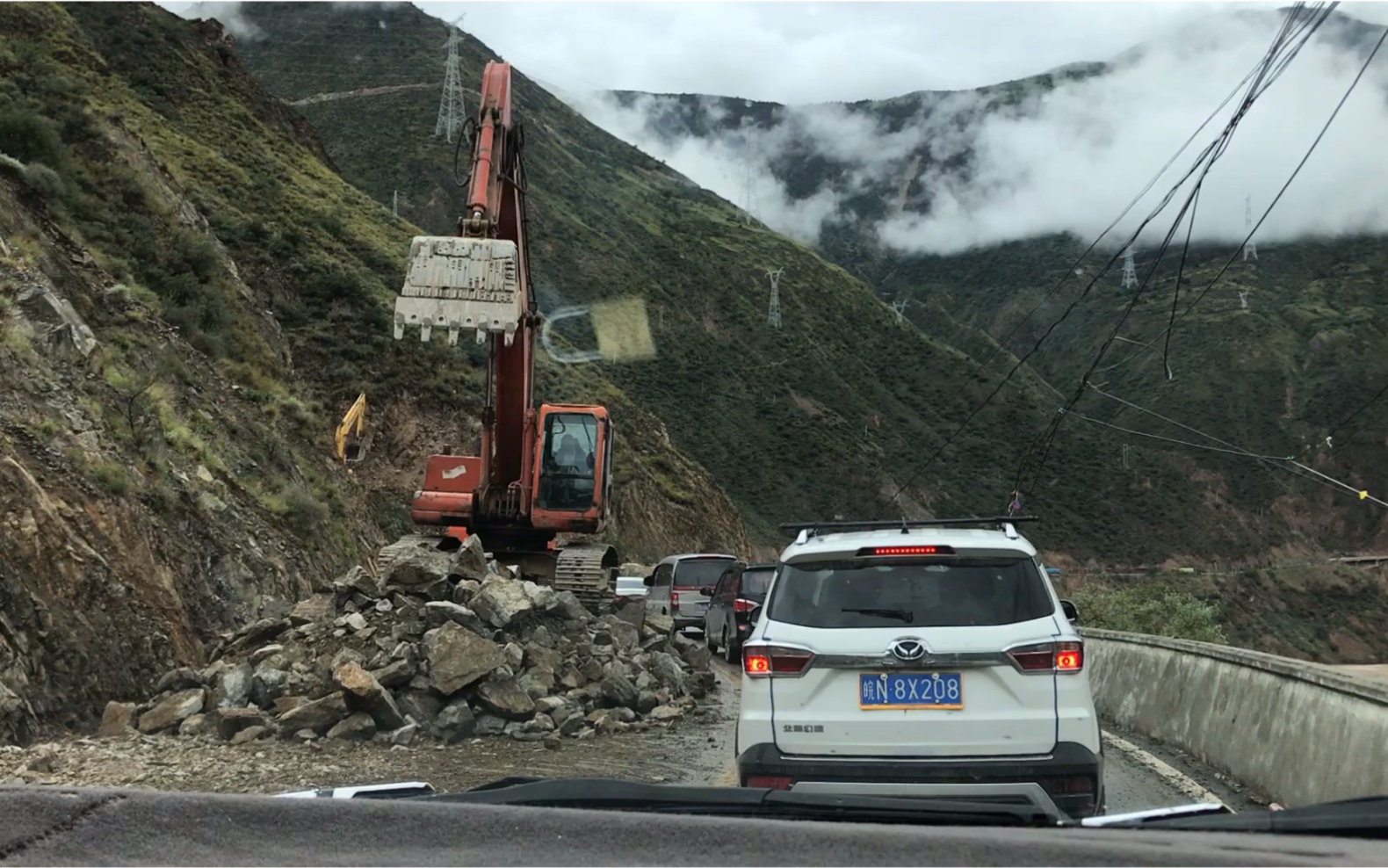 318国道上路况最差的一段路,过了这里,就从西川到西藏了
