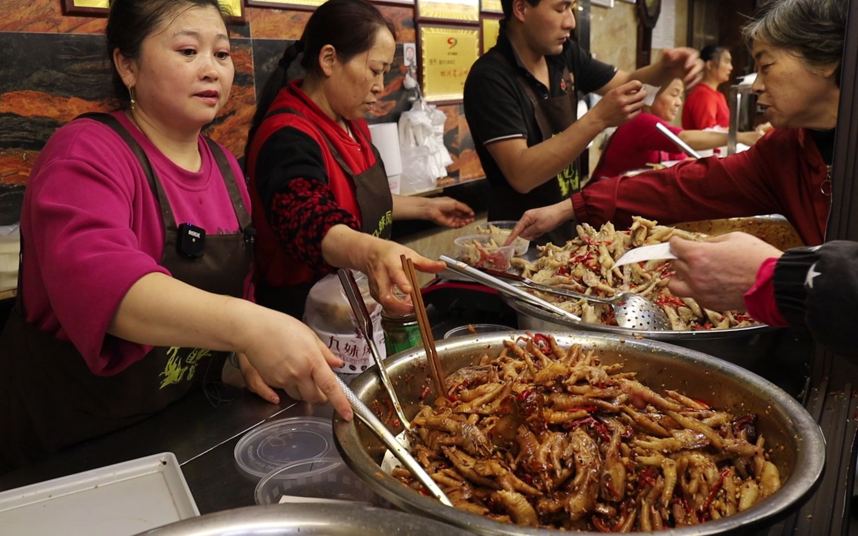 活动作品乐山凤爪一姐日卖2000斤接待5000人奖牌挂满整面墙吃个饭像是