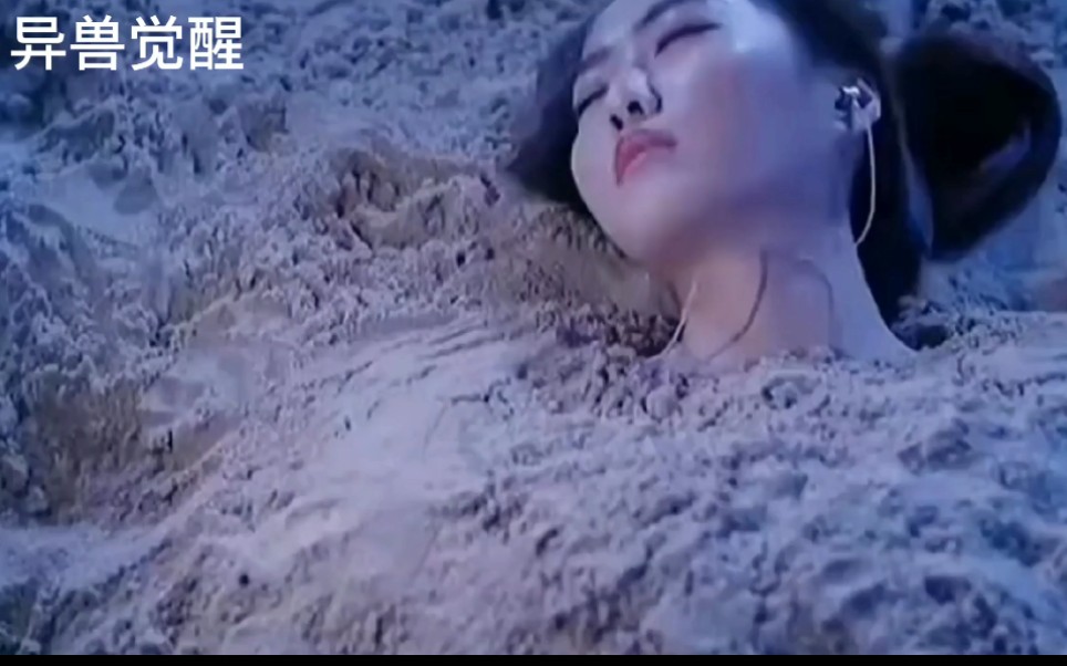 美女把闺蜜埋在沙子里,瞬间被吞没,太可怕了