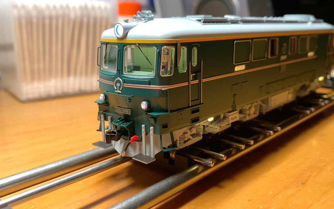 长鸣nd2型内燃机车模型(红灯无码,白灯停车)