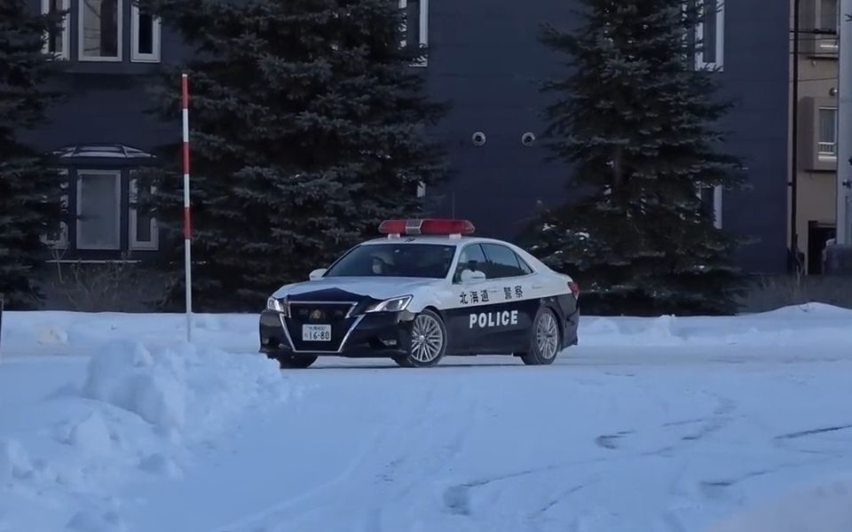 日本北海道警察的雪地驾驶训练