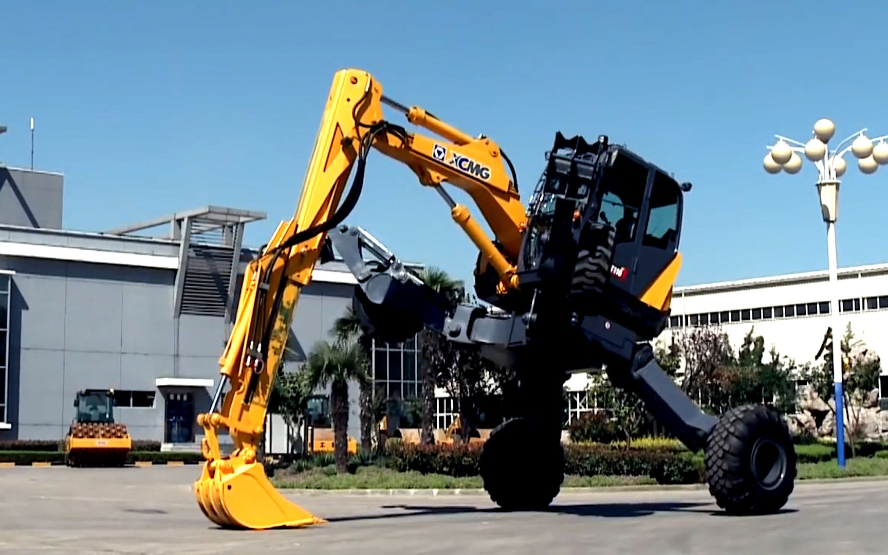 最会"变形"的挖掘机,拥有4个独立支腿,可瞬间升高2米!