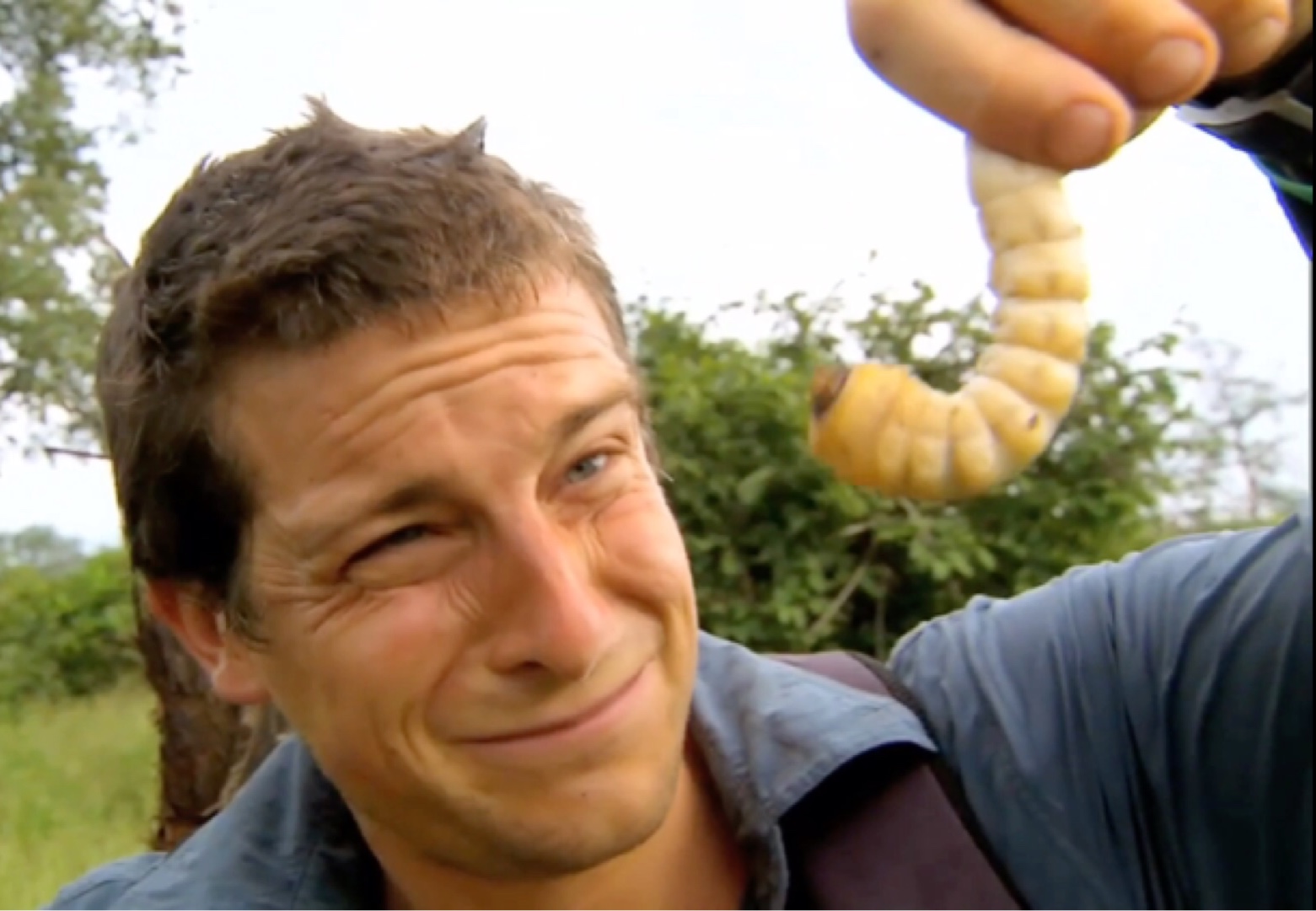 贝爷荒野行动你敢吃半斤重的幼虫吗