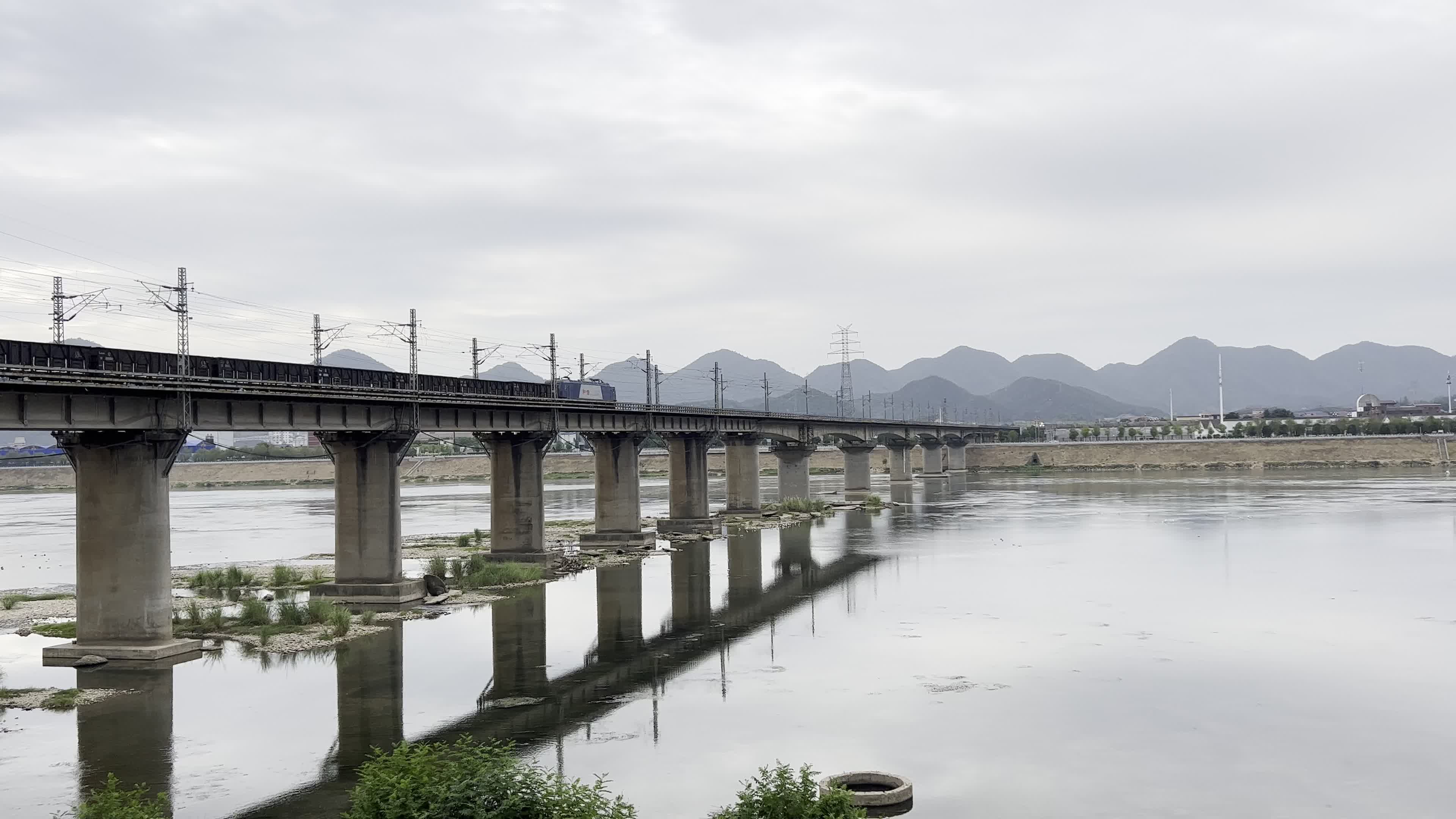 石长线澧水大桥,hxd3ca8128交汇ss80232牵引的k6520