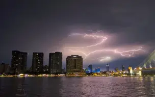 Télécharger la video: 海南现“超级闪电”，宛若“火蛇”爬行瞬间照亮城市夜空