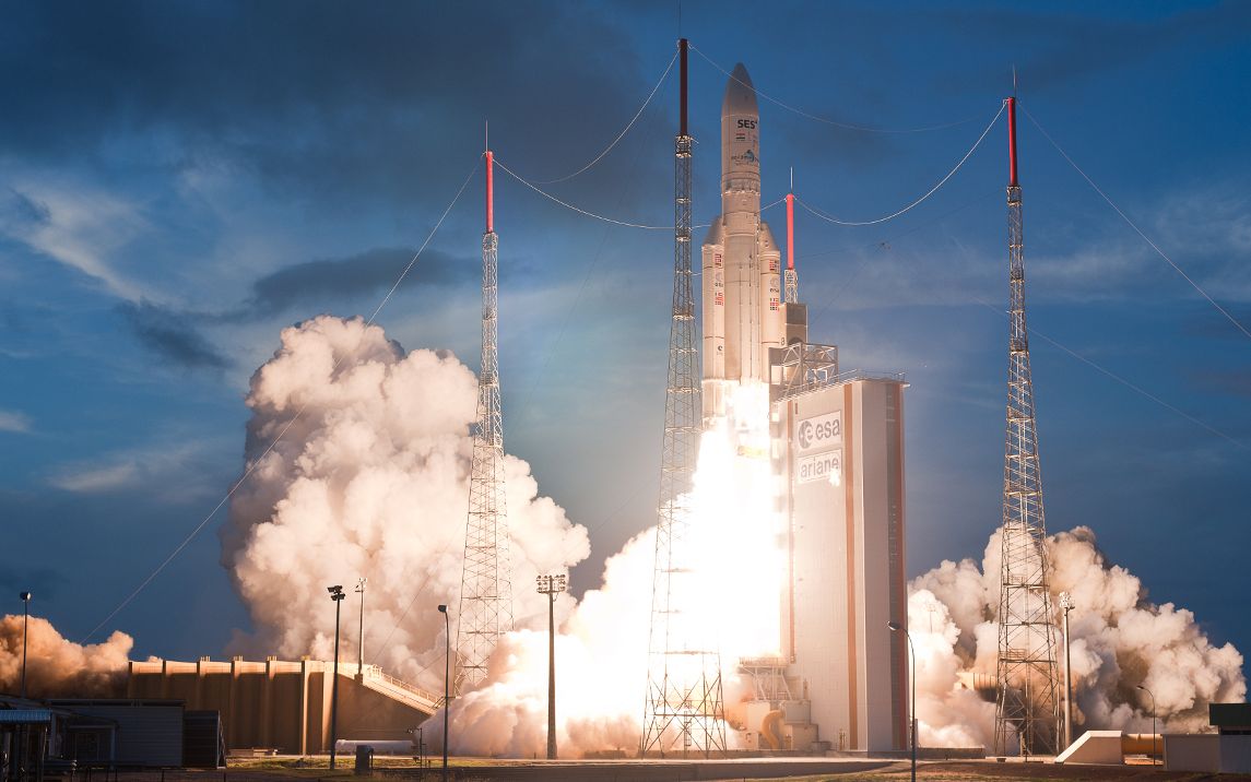 欧洲阿里安5运载火箭发射多机位震撼视角