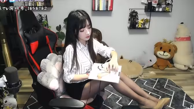 露娜长腿灰丝写真