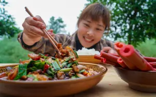 Скачать видео: 秋妹今天吃蒜苗回锅肉，撒上一把风味豆豉，配上爽脆的酸笋好香哦