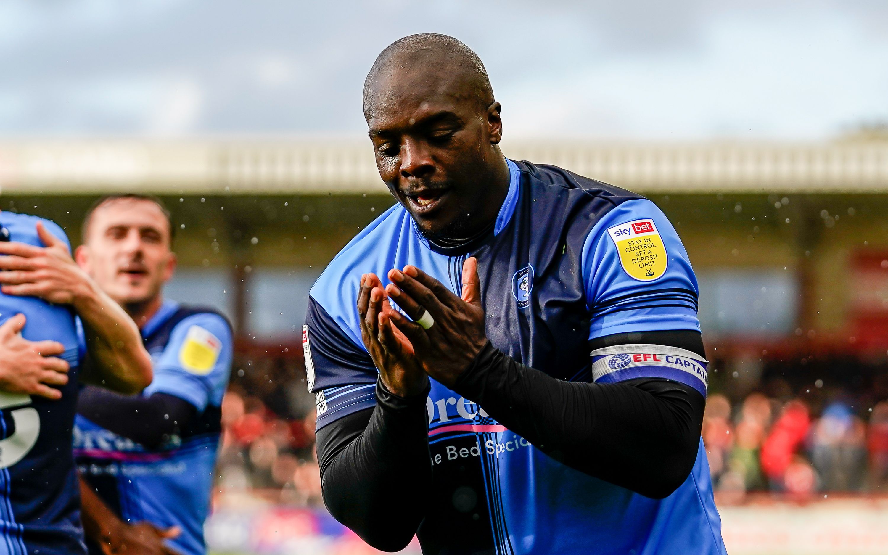 集锦:39岁"野兽"阿金芬瓦1传1射 韦康比流浪者客场3-3弗利特伍德 英甲