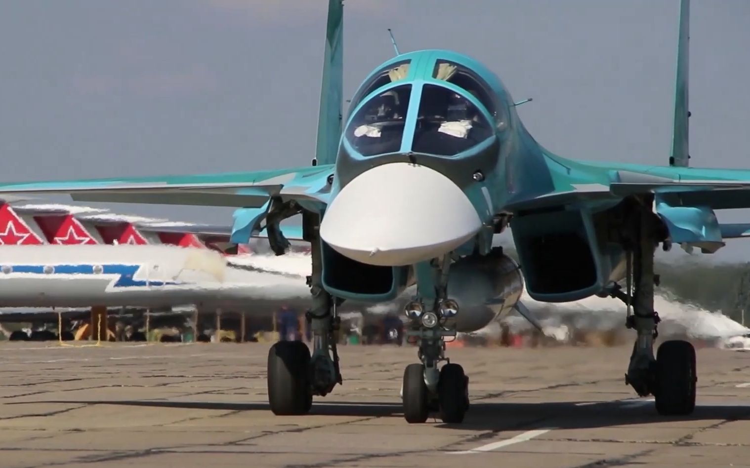 俄中央军区南乌拉尔地区混合航空兵团接收三架su-34战斗轰炸机_哔哩