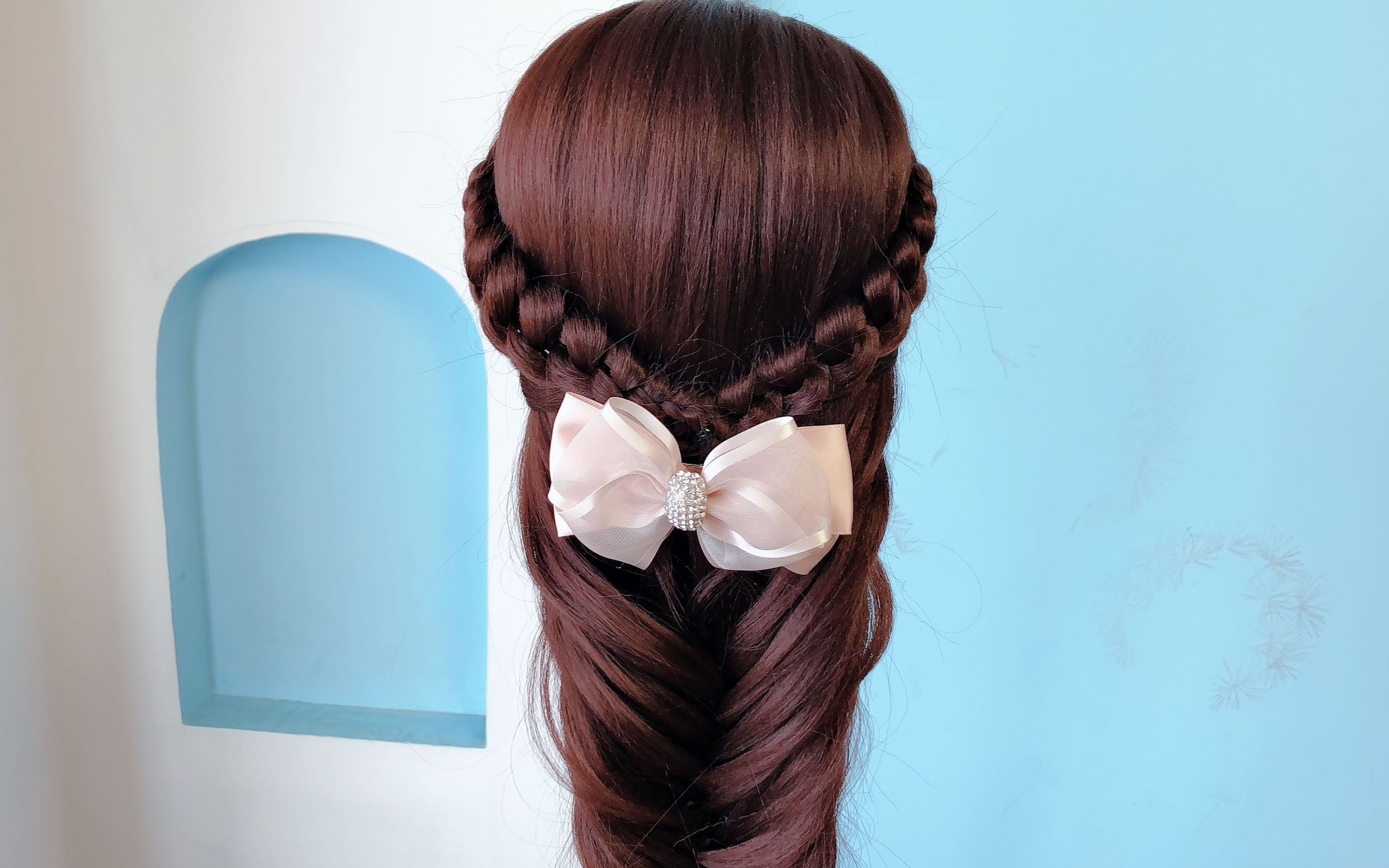 一款时尚又优雅的甜美淑女编发教程能体现柔和与精致的秀气味道