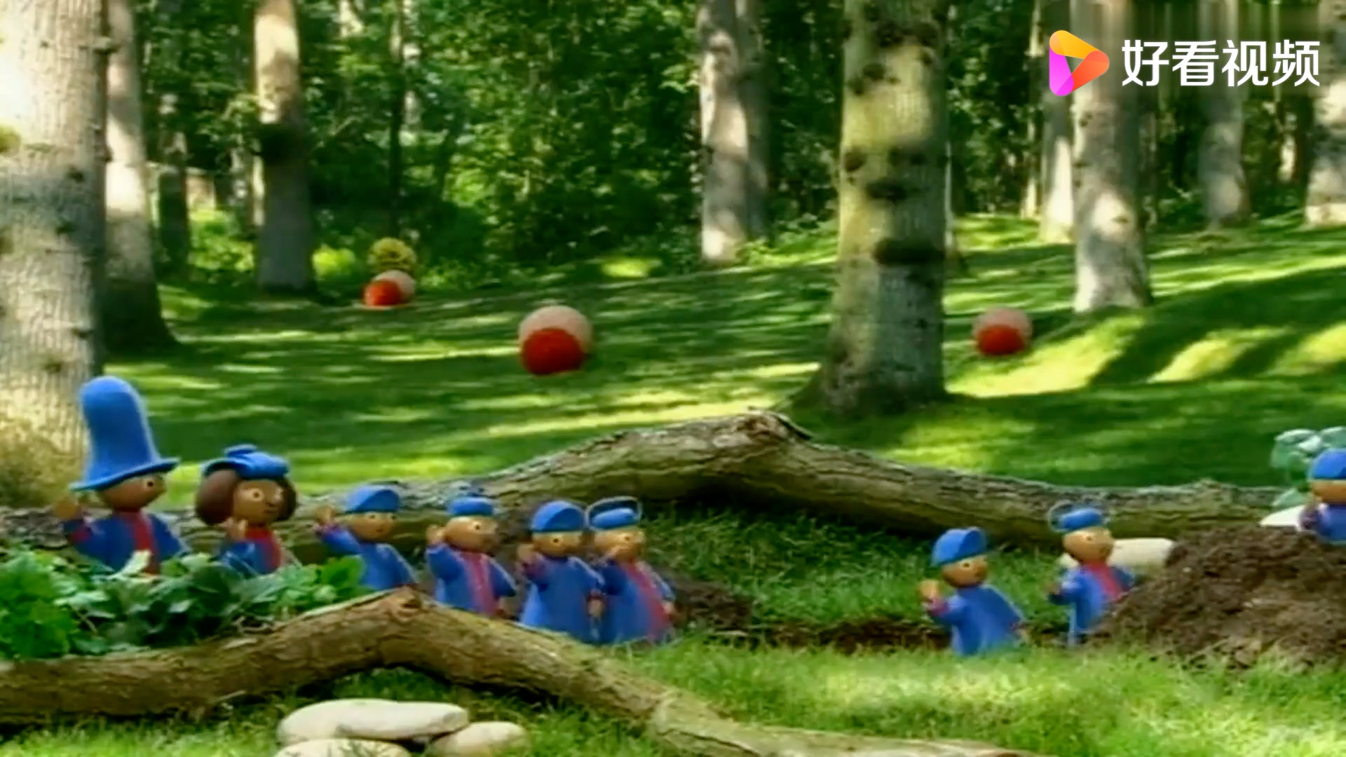 花园宝宝:小点点拿着望远镜,看向土堆旁,也看到了小豆豆