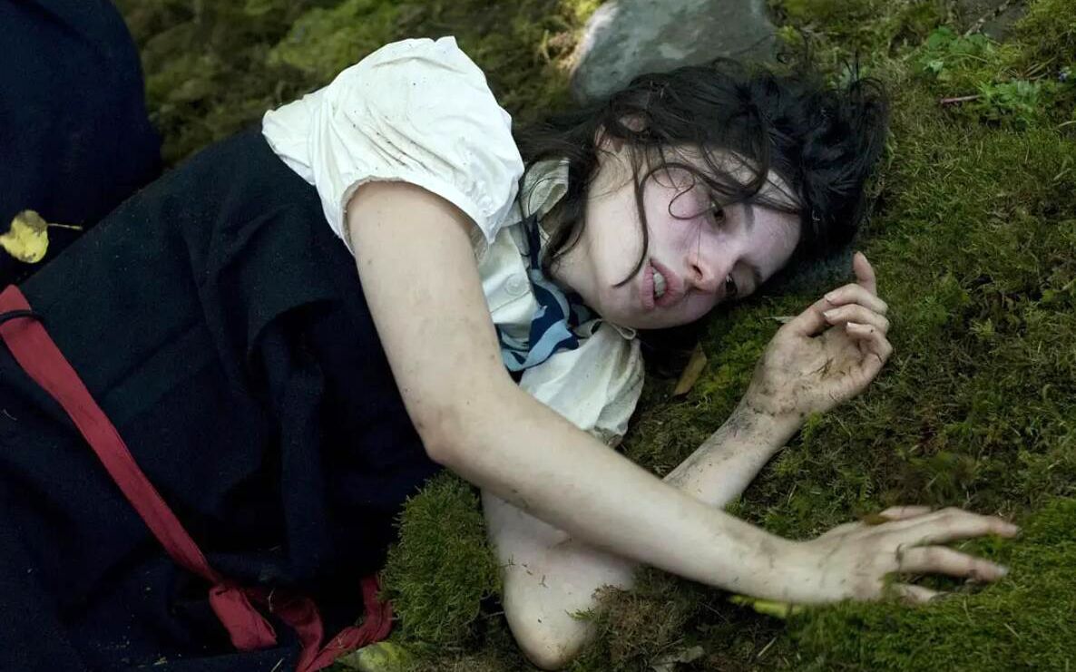 一部让人绝望窒息的电影,揭露人性的肮脏与黑暗,看后十分心碎!