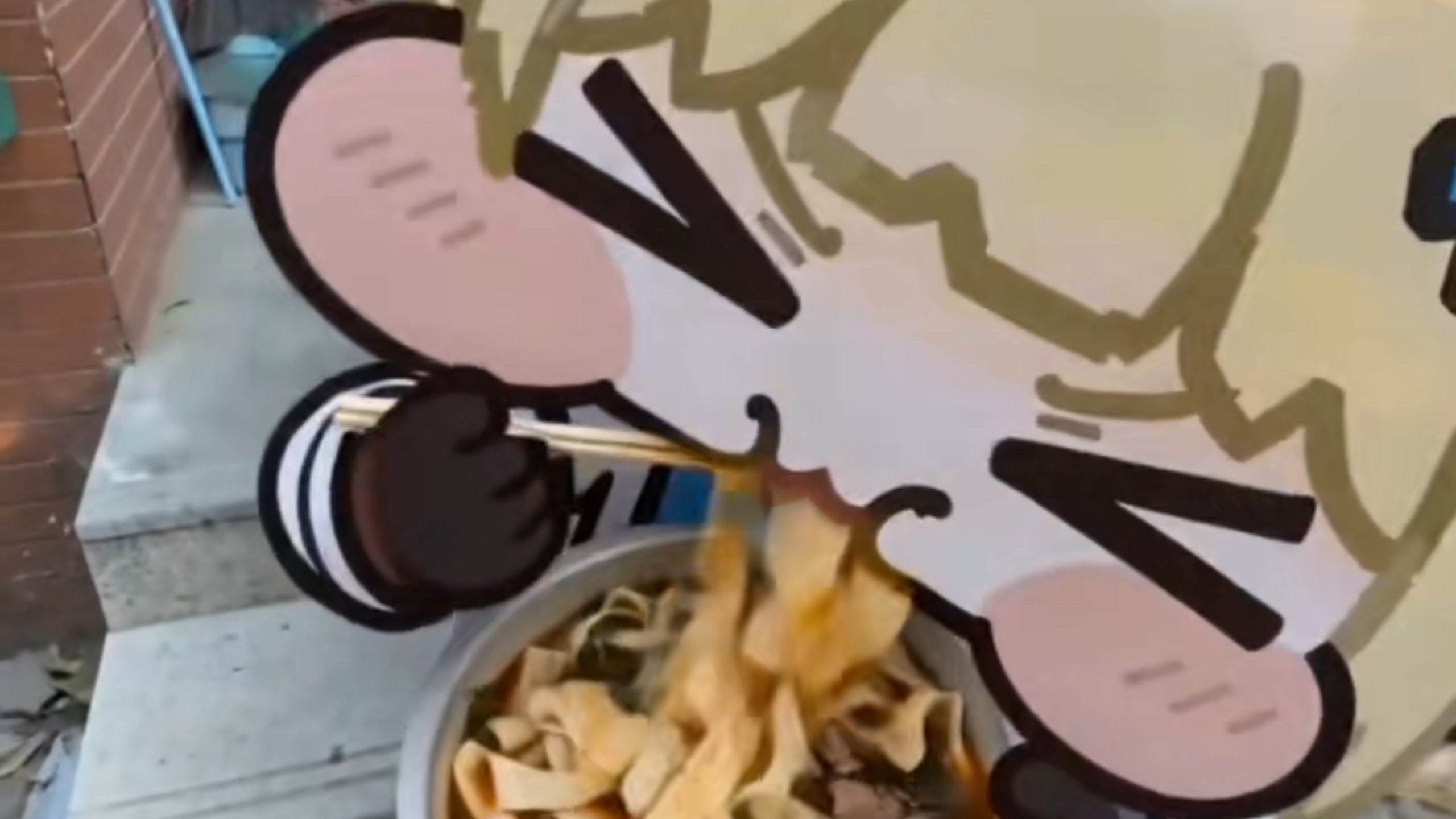 诶呦菲比你今天做的烩面好香啊，行行行我自己去盛还不行吗？