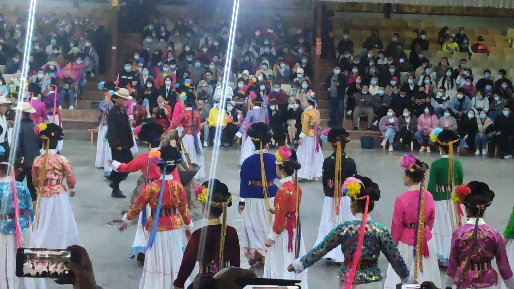 [图]泸沽湖摩梭人篝火晚会 开场热身