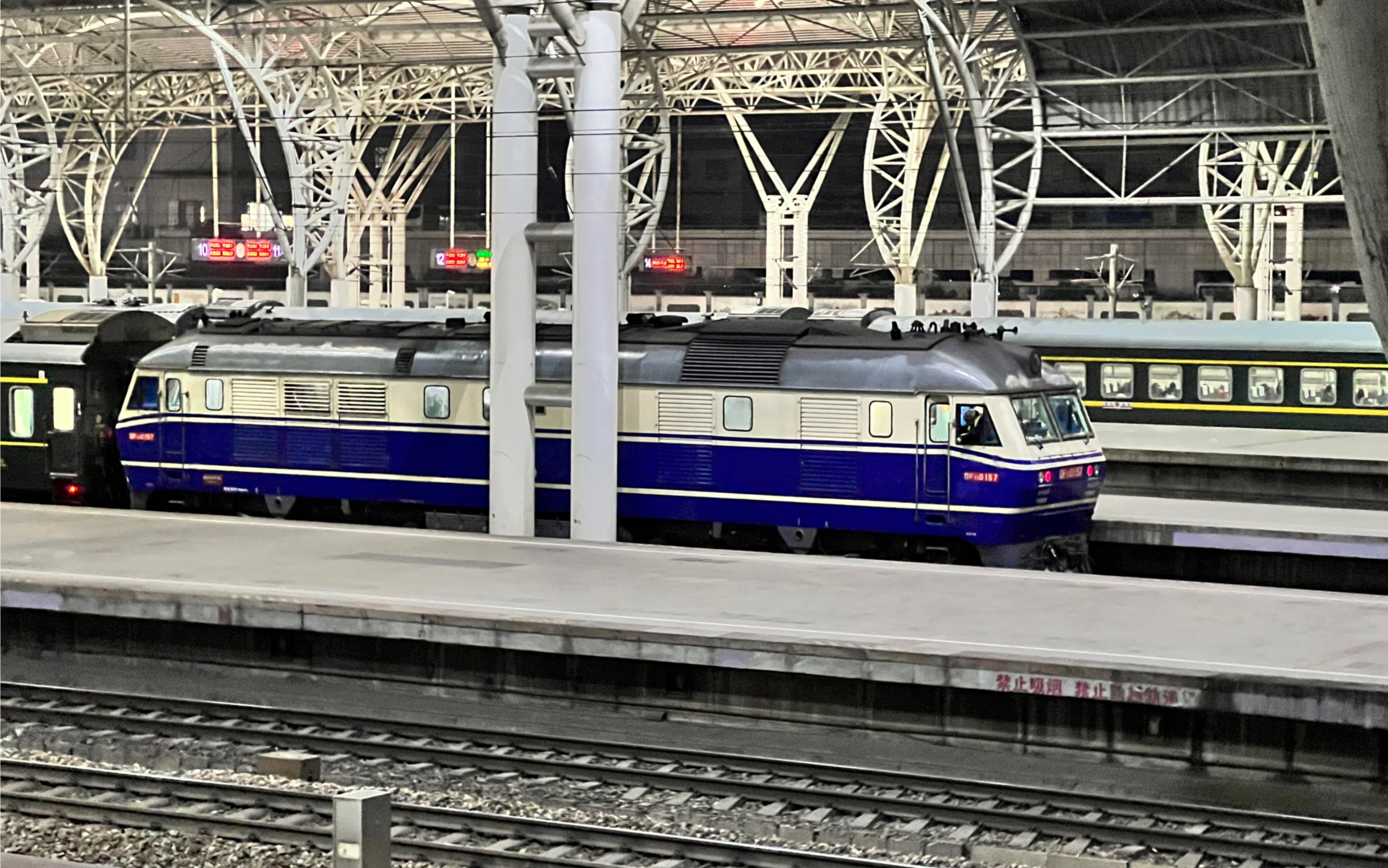 【中国铁路】df11 0157牵引k137次列车出南京站