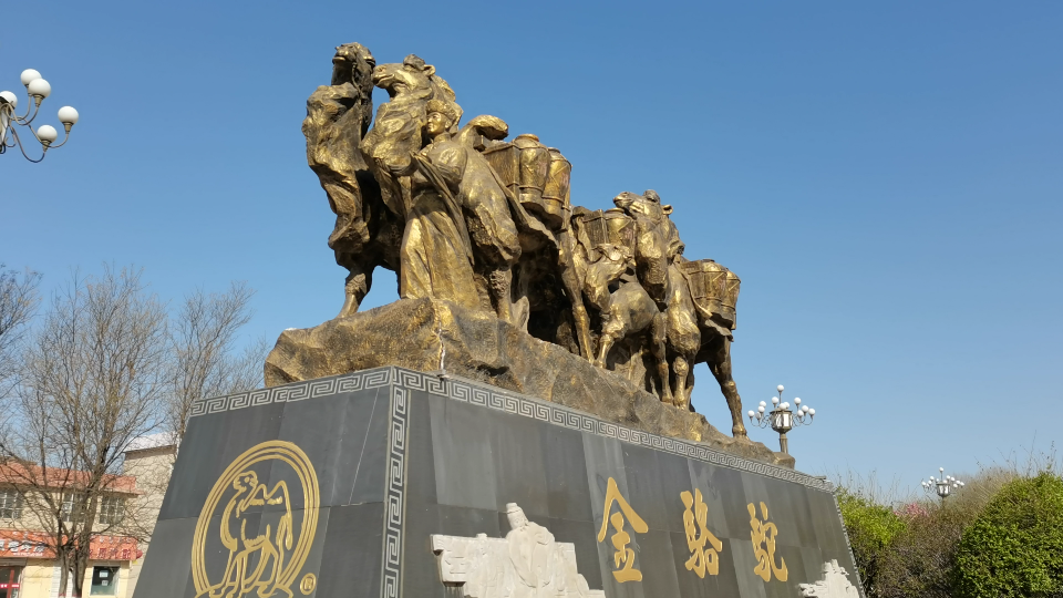 在包头街边转悠驰名商标金骆驼酒标志性建筑物在进入东河的重要位置上