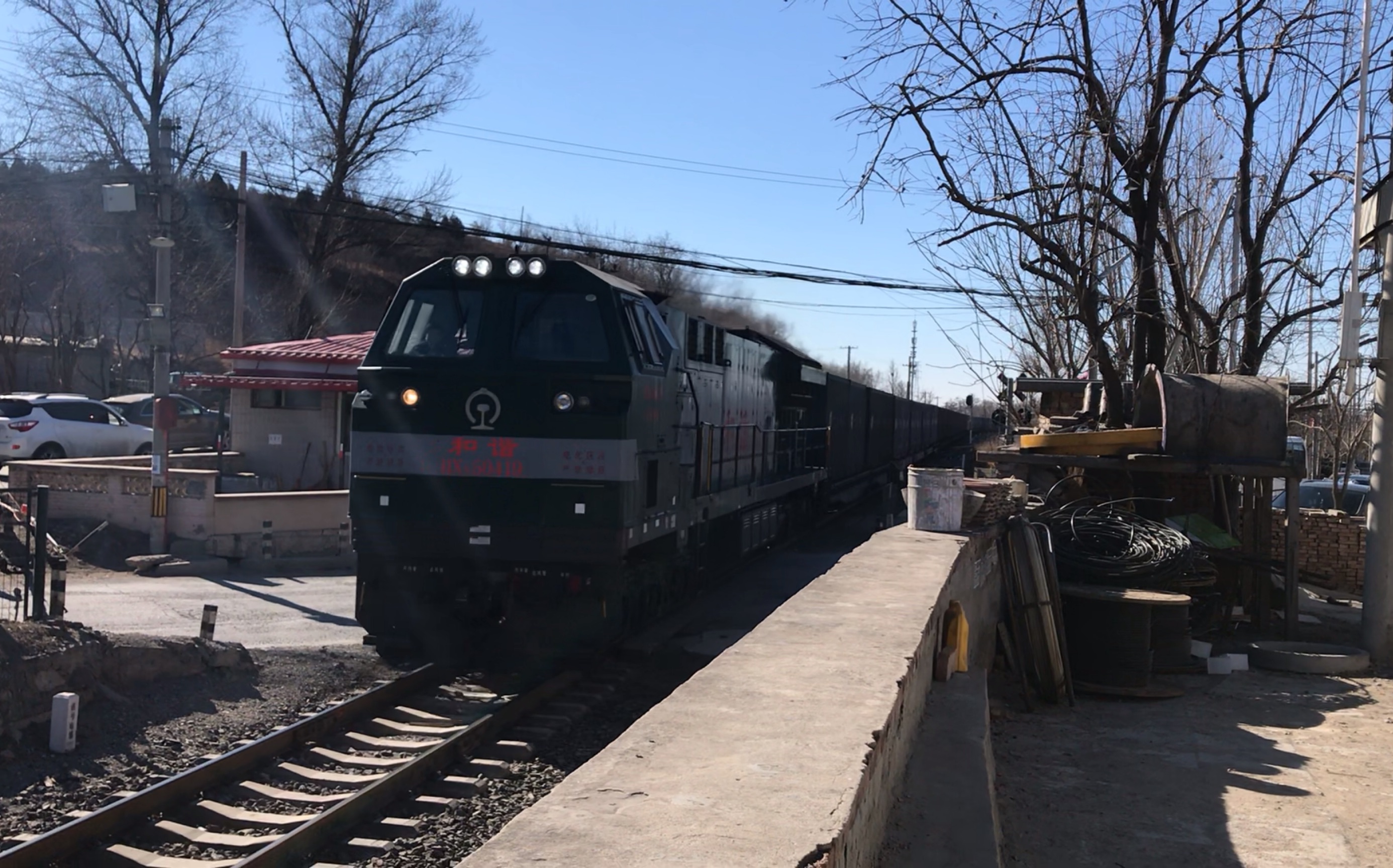 京局丰段hxn5 0419牵引集装箱货列通过京原线道口